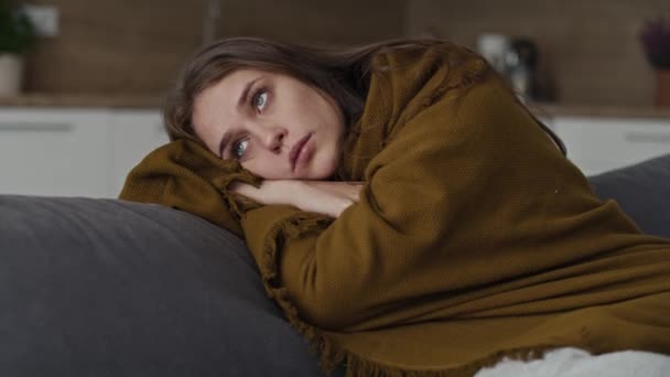 Kaukasiske Trist Kvinde Sidder Sofaen Dækker Tæppet Derhjemme Skudt Med – Stock-video