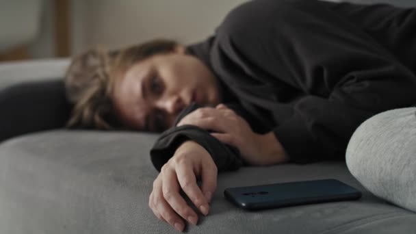 Καυκάσια Θλιμμένη Γυναίκα Που Χρησιμοποιεί Κινητό Τηλέφωνο Και Ξαπλώνει Στον — Αρχείο Βίντεο