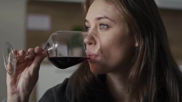 可悲的高加索女人在家里喝红酒有问题 用8K的红色氦相机拍摄 — 图库视频影像