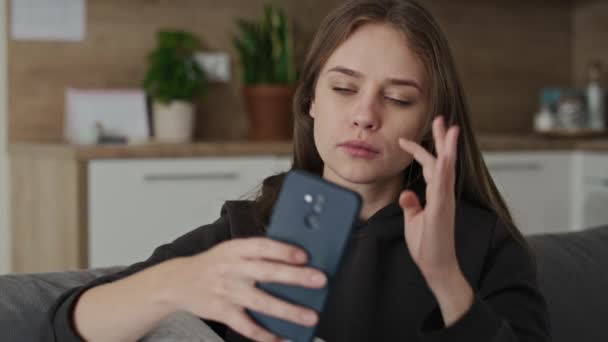 Běloška Dělá Selfie Falešným Úsměvem Snímek Red Heliovou Kamerou — Stock video