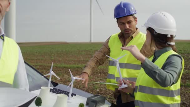 Equipe Ingénieurs Caucasiens Latins Debout Sur Terrain Des Éoliennes Discutant — Video