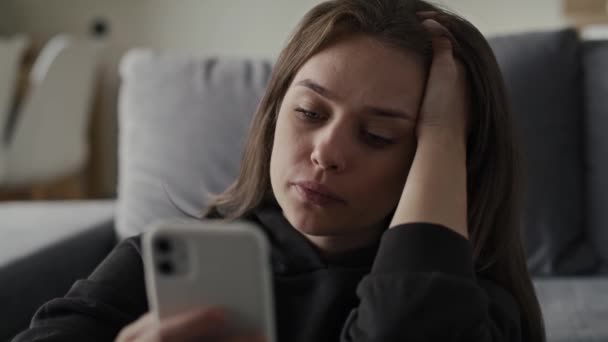 Kafkasyalı Zihinsel Sorunları Olan Cep Telefonu Kullanıyor Kırmızı Helyum Kamerayla — Stok video