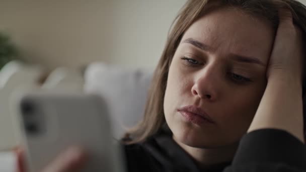 Kafkasyalı Zihinsel Sorunları Olan Cep Telefonu Kullanıyor Kırmızı Helyum Kamerayla — Stok video