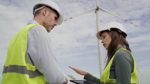 Zwei Kaukasische Ingenieure Stehen Auf Einem Windkraftfeld Und Diskutieren Über — Stockvideo