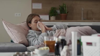 Kafkasyalı hasta kadın yorganın altında yatıyor. 8K 'da kırmızı helyum kamerayla çekildi..    