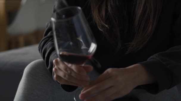 Грустная Белая Женщина Проблемами Алкоголем Держит Бокал Красного Вина Съемка — стоковое видео
