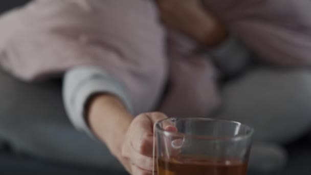 Kaukasische Frau Die Hause Unter Der Bettdecke Mit Tee Sitzt — Stockvideo