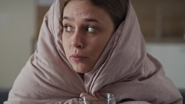 Kaukasische Frau Die Hause Unter Der Bettdecke Mit Tee Sitzt — Stockvideo