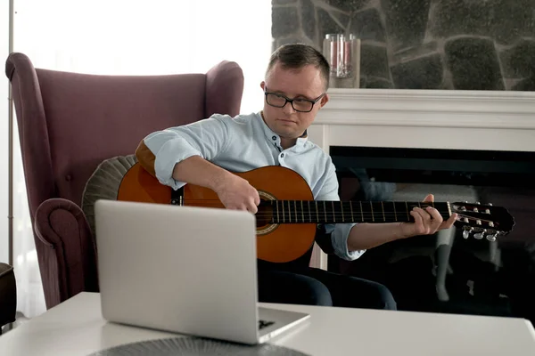 Hombre Caucásico Adulto Con Síndrome Aprendiendo Tocar Guitarra — Foto de Stock