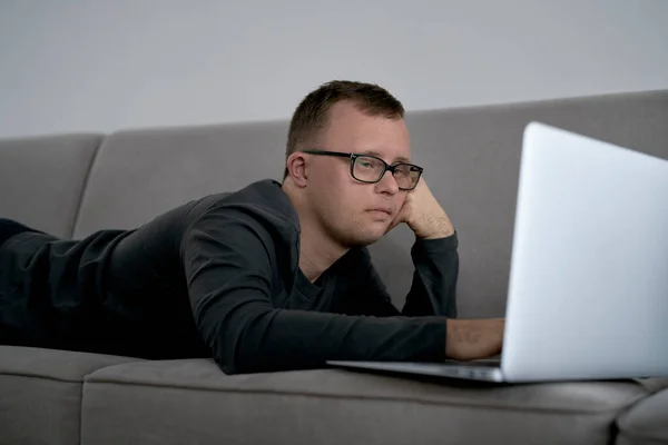 Homem Com Síndrome Usando Laptop Casa Enquanto Deitado Sofav — Fotografia de Stock