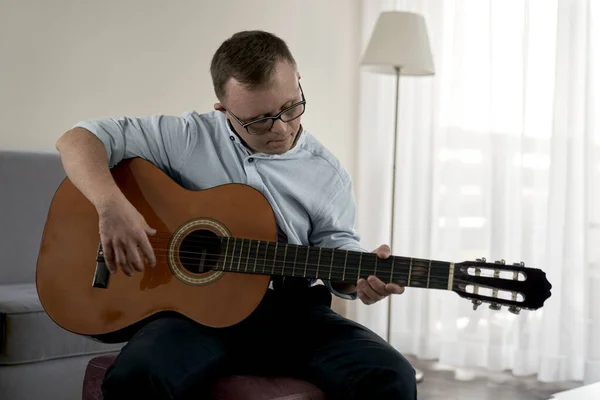 Hombre Caucásico Adulto Con Síndrome Tocando Guitarra — Foto de Stock
