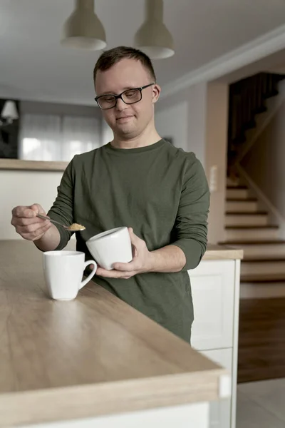 Primer Plano Del Hombre Con Síndrome Preparando Café Mañana Para — Foto de Stock