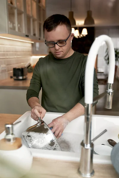 Homem Caucasiano Adulto Com Síndrome Lavar Pratos Casa — Fotografia de Stock