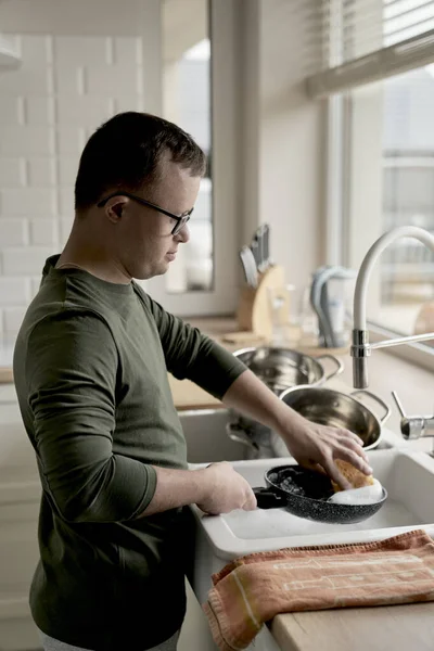 Adult Caucasian Man Syndrome Washing Dishes Home — Stock Photo, Image