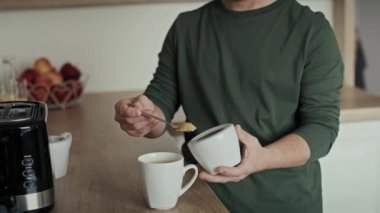 Down sendromlu bir adamın sabah kahvesini tek başına hazırlaması. 8K 'da kırmızı helyum kamerayla çekildi..   