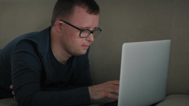 Homem Com Síndrome Usando Laptop Casa Enquanto Estava Deitado Sofá — Vídeo de Stock