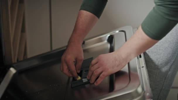 成年男子抑郁症状打开洗碗机在家里 用8K的红色氦相机拍摄 — 图库视频影像