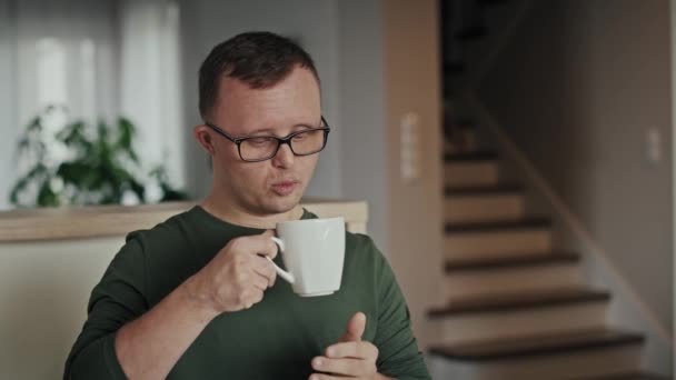 Zamyślony Biały Mężczyzna Zespołem Downa Pijący Kawę Kuchni Domowej Nakręcony — Wideo stockowe