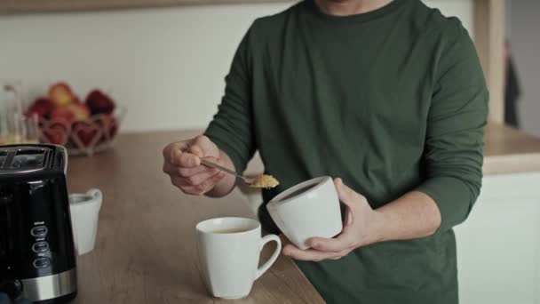 朝のコーヒーを用意する症候群を持つ男の閉じます 8Kでレッドヘリウムカメラで撮影 — ストック動画