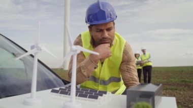 Latin mühendisler yel değirmeniyle saha projesini düşünüyorlar. 8K 'da kırmızı helyum kamerayla çekildi.. 