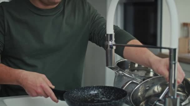 Γείρε Προς Πάνω Έναν Ενήλικα Καυκάσιο Άντρα Σύνδρομο Πλένει Πιάτα — Αρχείο Βίντεο
