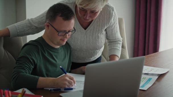 Muž Downovým Syndromem Učí Doma Mámou Snímek Red Heliovou Kamerou — Stock video