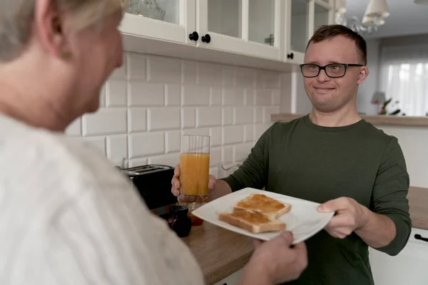 Erwachsener Mann Mit Syndrom Reicht Frühstück Seine Mutter Weiter — Stockfoto