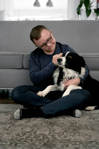 Caucásico Hombre Con Síndrome Sentado Suelo Jugando Con Perro Mascota — Foto de Stock