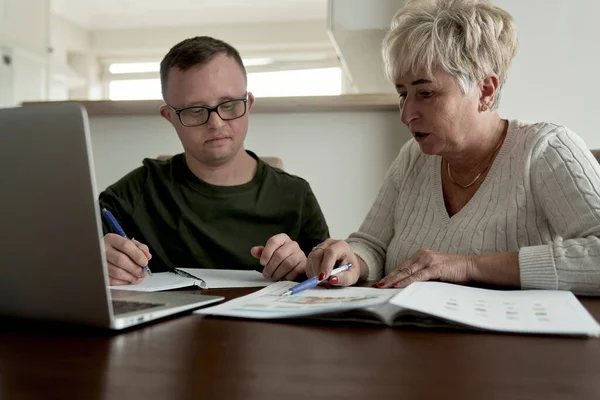 Caucasian Adult Man Syndrome Studying His Mum Home — Stock Photo, Image