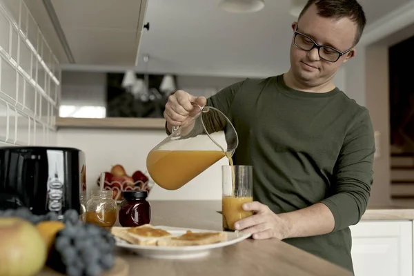 Erwachsener Mann Mit Syndrom Bereitet Frühstück — Stockfoto