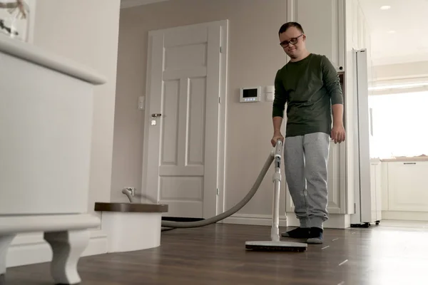 Caucasian Man Syndrome Vacuuming Home — Stock Photo, Image