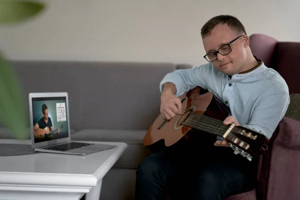 Homem Caucasiano Adulto Com Síndrome Aprendendo Tocar Guitarra — Fotografia de Stock