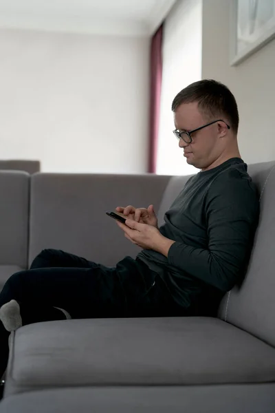 Uomo Con Sindrome Utilizzando Telefono Cellulare Casa Mentre Seduto Sul — Foto Stock