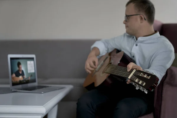 Erwachsener Kaukasier Mit Syndrom Lernt Gitarre Spielen — Stockfoto