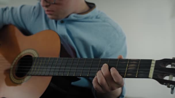 Homme Caucasien Adulte Avec Syndrome Duvet Jouant Guitare Tourné Avec — Video