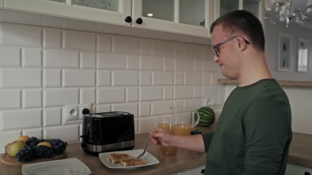 Homem Caucasiano Adulto Com Síndrome Preparando Passando Café Manhã Para — Vídeo de Stock