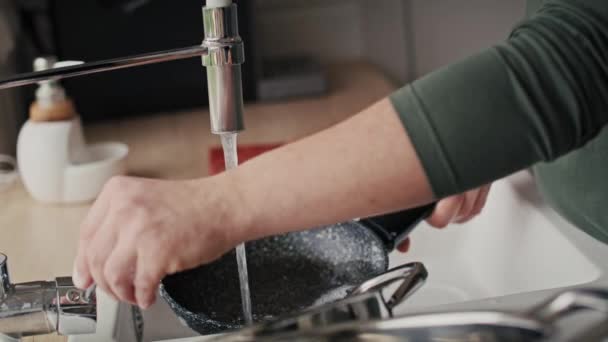 Вид Збоку Дорослого Кавказького Чоловіка Синдромом Зниження Миття Посуду Вдома — стокове відео