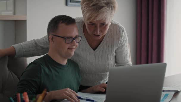 Běloch Downovým Syndromem Učí Doma Mámou Snímek Red Heliovou Kamerou — Stock video