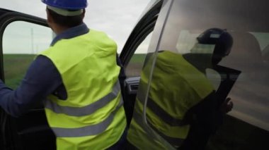 Latin erkek profesyonel başarısız yel değirmenine koşuyor. 8K 'da kırmızı helyum kamerayla çekildi..  