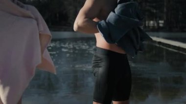 Beyaz adam ve kadın soğuktan donduktan sonra havlu kullanıyorlar. 8K 'da kırmızı helyum kamerayla çekildi.. 