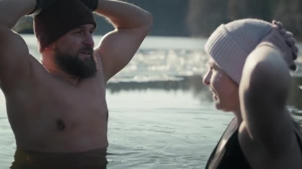 Καυκάσιος Άνδρας Και Γυναίκα Συζητούν Ενώ Στέκονται Στην Παγωμένη Λίμνη — Αρχείο Βίντεο