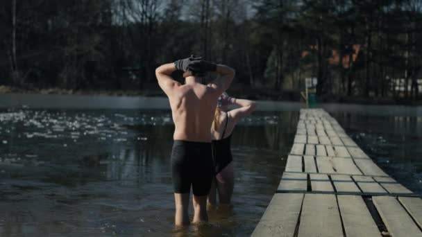 Vue Arrière Homme Une Femme Caucasiens Entrant Dans Lac Gelé — Video
