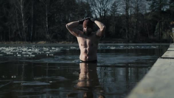 Kaukasischer Erwachsener Mann Der Winter Den Zugefrorenen See Verlässt Aufnahme — Stockvideo