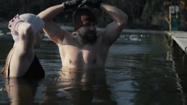Homme Femme Caucasiens Bavardant Debout Dans Lac Gelé Hiver Avec — Video