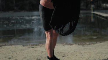 Kafkasyalı adam soğuktan donduktan sonra havlu kullanıyor. 8K 'da kırmızı helyum kamerayla çekildi.. 