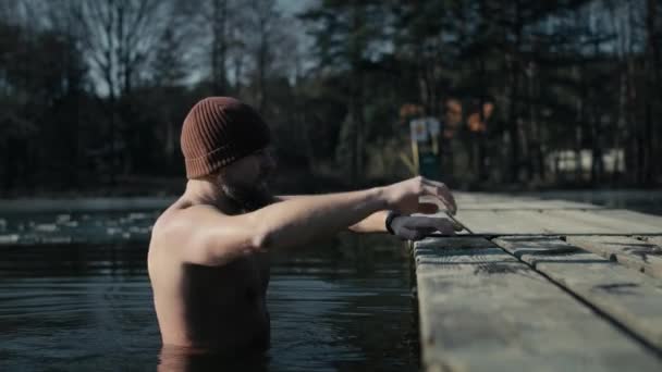 Homem Adulto Caucasiano Saindo Lago Congelado Inverno Tiro Com Câmera — Vídeo de Stock