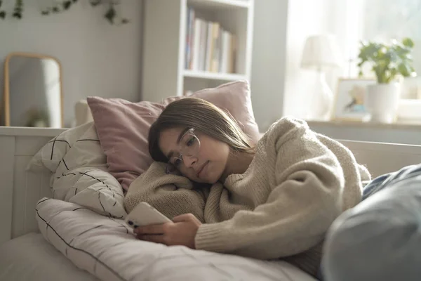 Vit Tonåring Flicka Bläddrar Telefon Medan Ligger Sängen — Stockfoto