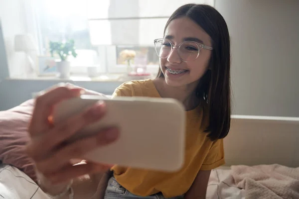 Caucásico Adolescente Tomando Selfie Con Teléfono Mientras Está Acostado Cama — Foto de Stock