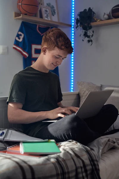 Vit Tonåring Pojke Sitter Sängen Och Lär Sig Från Laptop — Stockfoto