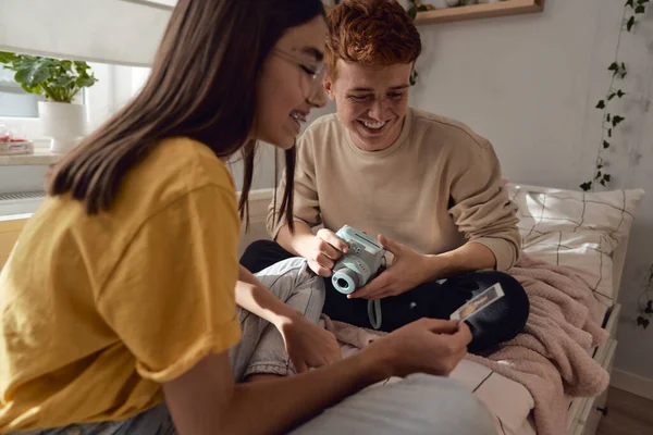 Dos Amigos Adolescentes Caucásicos Divierten Tomando Fotos Dormitorio — Foto de Stock